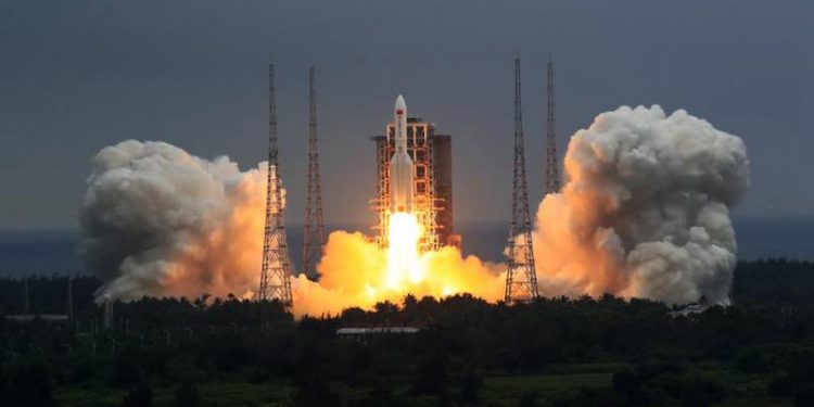China lanzó el módulo central de su estación espacial