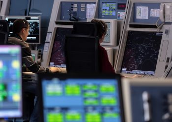 Controladores aéreos de ENAIRE en el Centro de Control de Área Terminal de Valencia