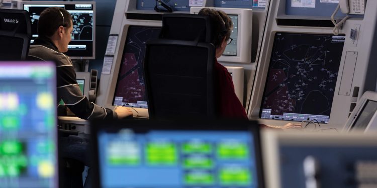 Controladores aéreos de ENAIRE en el Centro de Control de Área Terminal de Valencia