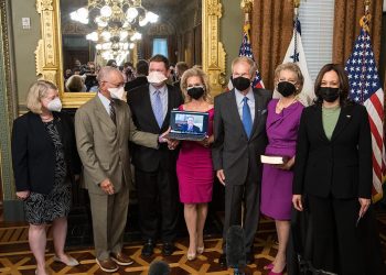 Bill Nelson juró ante Kamala Harris el cargo de administrador de la Nasa