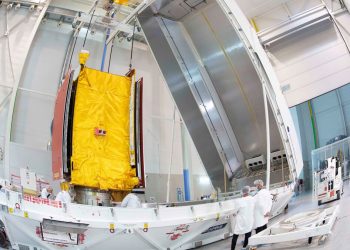 El satélite EUTELSAT QUANTUM, construido por Airbus, trasladado al lugar de lanzamiento