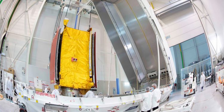 El satélite EUTELSAT QUANTUM, construido por Airbus, trasladado al lugar de lanzamiento