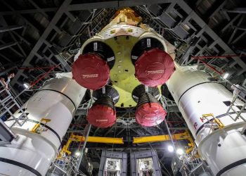 La columna vertebral del cohete lunar SLS de la Nasa se une a los impulsores para la misión Artemisa I