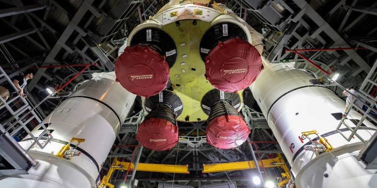 La columna vertebral del cohete lunar SLS de la Nasa se une a los impulsores para la misión Artemisa I