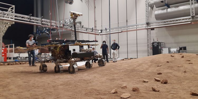 La réplica del rover ExoMars completa su primer recorrido en el simulador