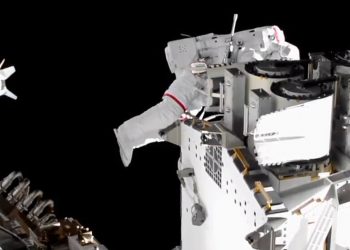 Concluyó la salida de la ISS de dos astronautas para instalar nuevos paneles solares