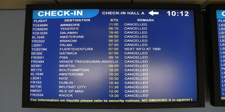 Bruselas pide a las aerolíneas que mejoren la gestión de las cancelaciones de vuelos
