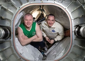Dos cosmonautas rusos realizan una salida de la ISS previa a la llegada de una nave de carga Dragon