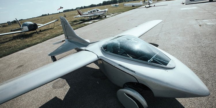 AirCar, el coche volador, completó su primer vuelo pilotado entre Nitra y Bratislava