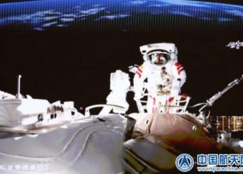Astronautas chinos completan primeras actividades extravehiculares para la construcción de la estación espacial