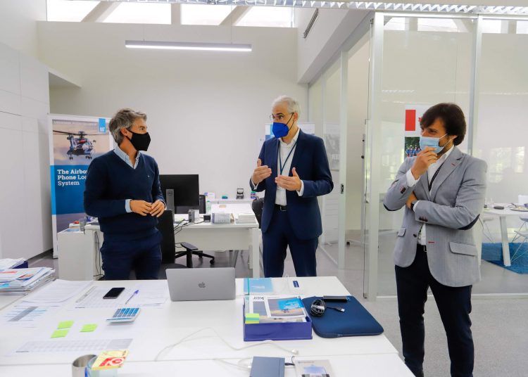 El vicepresidente económico y conselleiro de Economía, Empresa e Innovación de la Xunta de Galicia, Francisco Conde, en su visita a Centum.