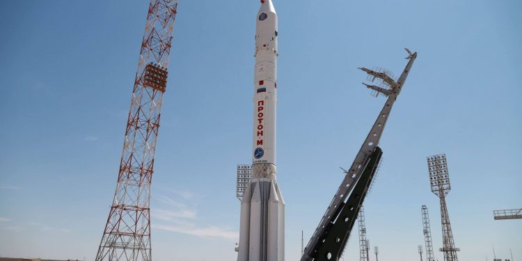 El cohete Proton, cargado con Nauka y ERA