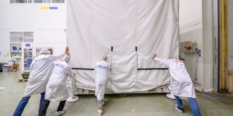 La carga útil de la misión SWOT se integra en el satélite
