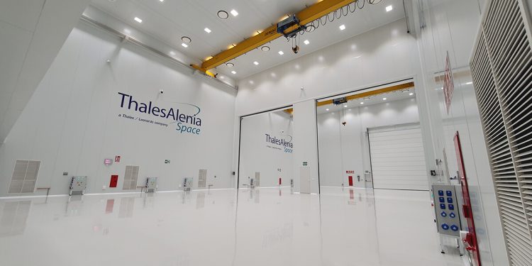 Thales invierte cerca de cuatro millones de euros en una nueva sala de integración de satélites en Madrid