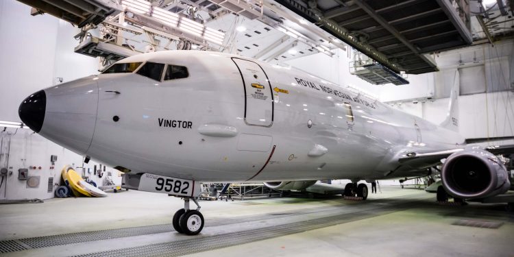 Sale del taller de pintura el primer P-8A Poseidon de Noruega