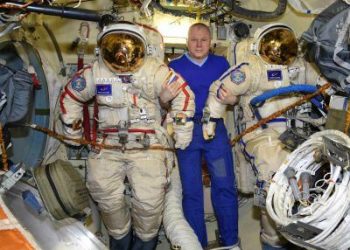 Dos cosmonautas rusos preparan las próximas salidas de la ISS