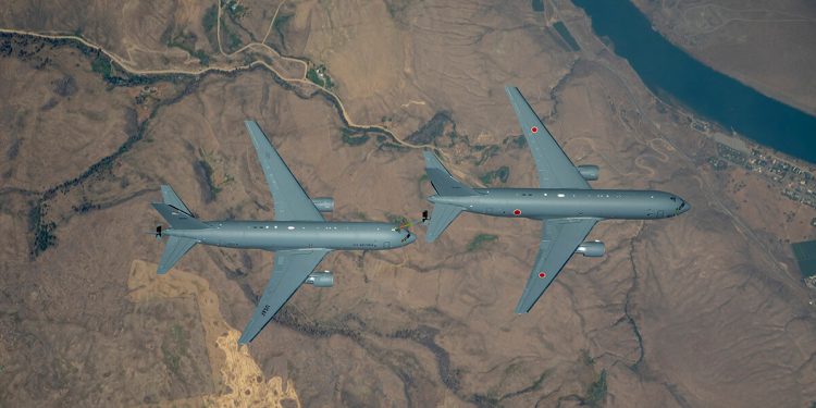 El avión cisterna KC-46A para Japón completa el primer vuelo de reabastecimiento de combustible