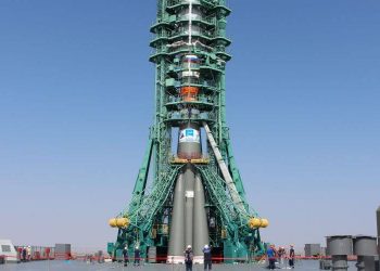 El cohete Soyuz-2.1b con 34 satélites OneWeb en la plataforma de lanzamiento de Baikonur