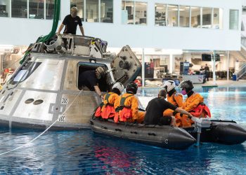 Entrenamiento de supervivencia en el agua de SpaceX Crew 3