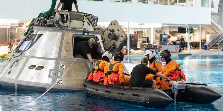 Entrenamiento de supervivencia en el agua de SpaceX Crew 3