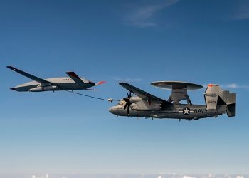 Segundo reabastecimiento en vuelo desde un MQ-25 T1 de Boeing a un E-2 Hawkeye de la Marina de EEUU