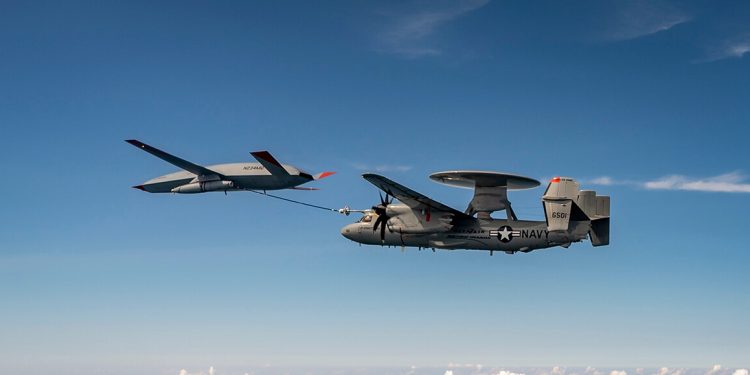 Segundo reabastecimiento en vuelo desde un MQ-25 T1 de Boeing a un E-2 Hawkeye de la Marina de EEUU