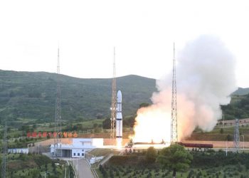 China pone en órbita dos satélites multimedia