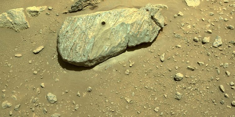 El rover Perseverance extrae con éxito el núcleo de su primera roca marciana