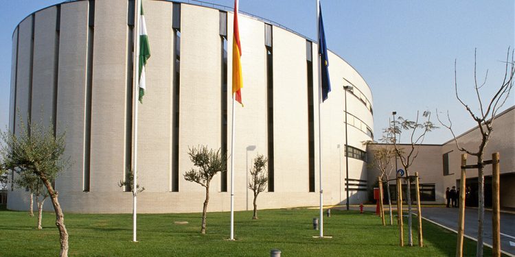 Enaire adjudica a Indra la digitalización del Control de Sevilla y Málaga