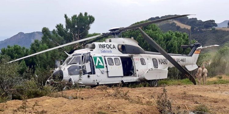 Ilesos los 19 ocupantes de un Super Puma de Infoca que cayó cuando luchaba contra el incendio de Sierra Bermeja