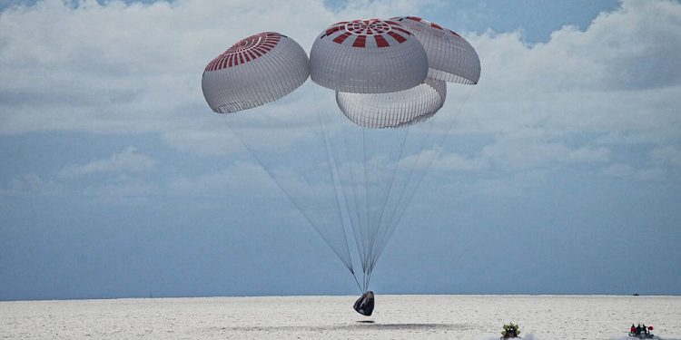 La misión Inspiration4 amerizó con éxito en el Atlántico después de tres días en órbita