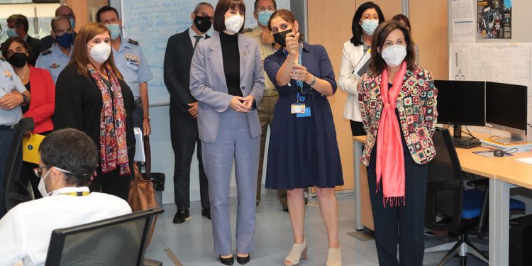 Las ministras de Defensa y Ciencia e Innovación visitan el INTA