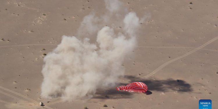 Regresaron a la Tierra los tres astronautas procedentes de la estación espacial de China en construcción