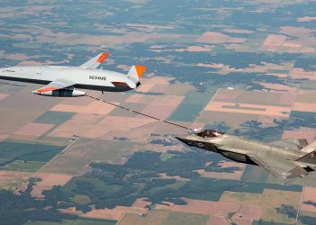 Primer repostaje en vuelo de un F-35 con un MQ-25 no tripulado