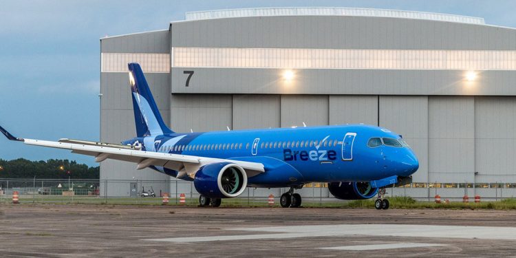 Un A220-300 de Breeze Airways