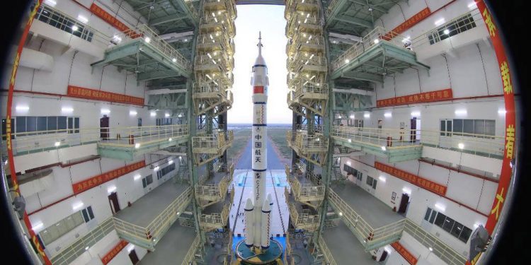 China prepara el lanzamiento de la nave Shenzhou-13 con tres astronautas hacia su estación espacial