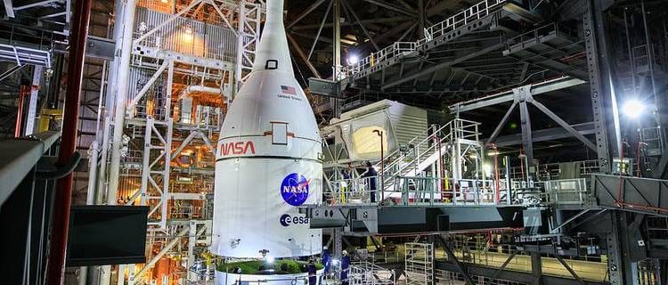 Colocan la nave Orion sobre el cohete SLS para la próxima prueba de vuelo no tripulado