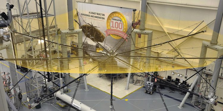 Despliegue del reflector gigante para el satélite Biomass de medición forestal