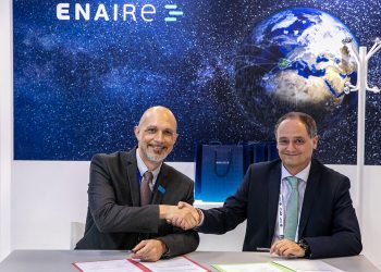 Firma del MoU AIS entre Geoffroy Ville y Enrique Maurer