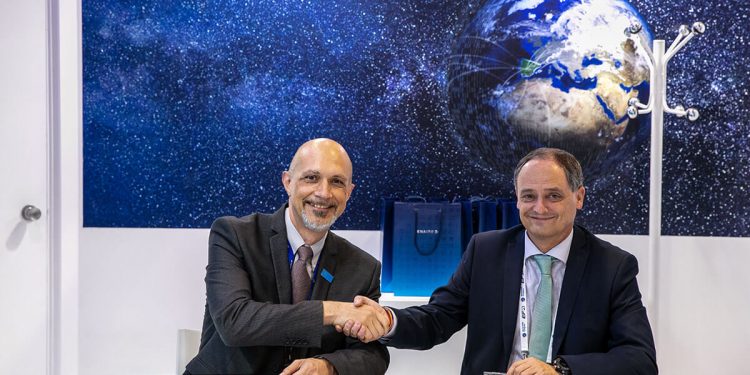 Firma del MoU AIS entre Geoffroy Ville y Enrique Maurer