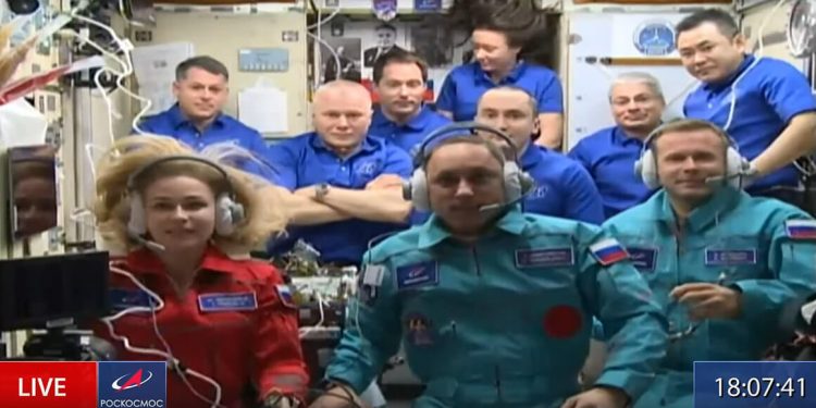 La actriz y el cineasta rusos llegaron a la ISS a bordo de la nave Soyuz MS-19