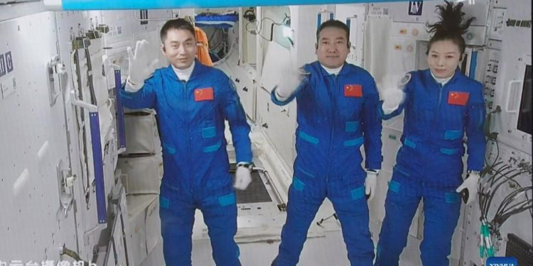 Tres astronautas llegaron a la estación espacial china a bordo de la nave Shenzhou-13