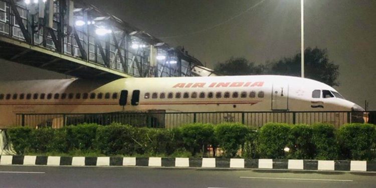 Un viejo avión de Air India, atrapado bajo un puente en una autopista cerca del aeropuerto de Delhi