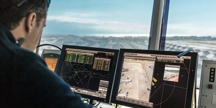Controlador aéreo de ENAIRE en la Torre de Control de Málaga