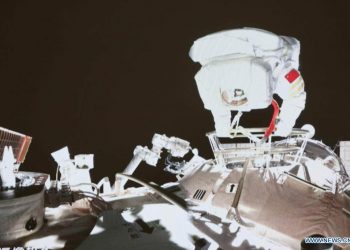 Dos astronautas chinos realizaron trabajos fuera de su estación espacial
