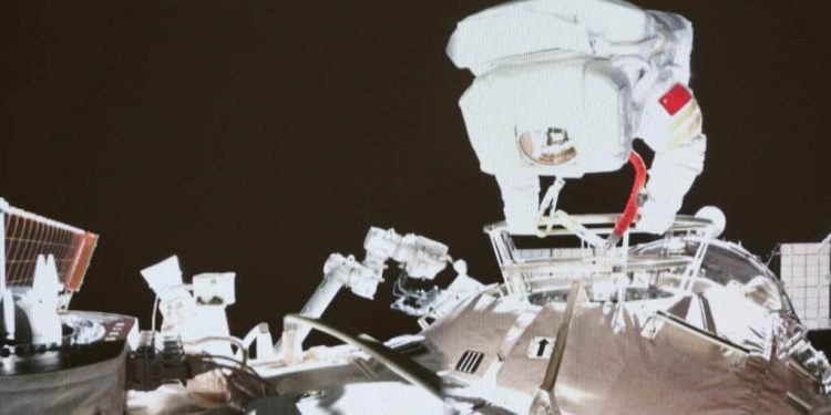 Dos astronautas chinos realizaron trabajos fuera de su estación espacial