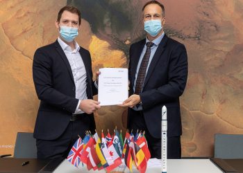 El contrato fue firmado en el Centro Europeo de Operaciones Espaciales (ESOC) de la ESA en Darmstadt, Alemania, por Daniel Neuenschwander y Daniel Metzler, CEO de Isar Aerospace.