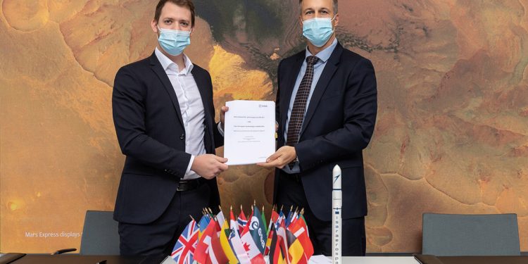 El contrato fue firmado en el Centro Europeo de Operaciones Espaciales (ESOC) de la ESA en Darmstadt, Alemania, por Daniel Neuenschwander y Daniel Metzler, CEO de Isar Aerospace.