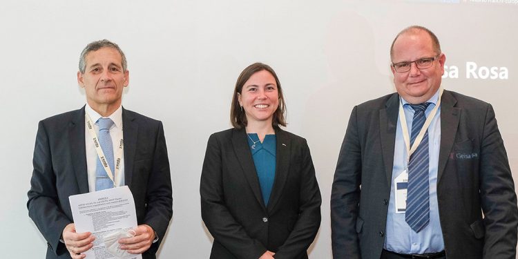 Firma entre los representantes de la ESA, Eureka y Celtic-Next