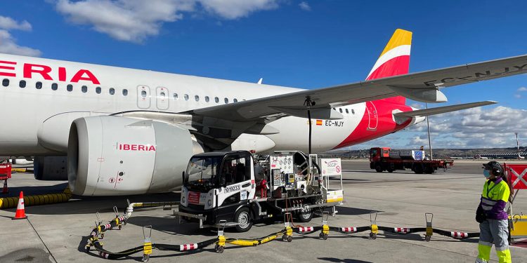 Iberia y Repsol realizan el primer vuelo con biocombustible producido en España con residuos